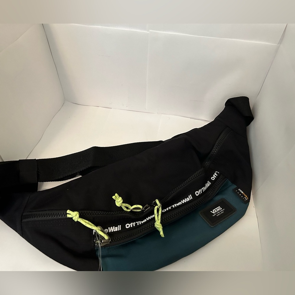 (NWT) Vans Body Bag